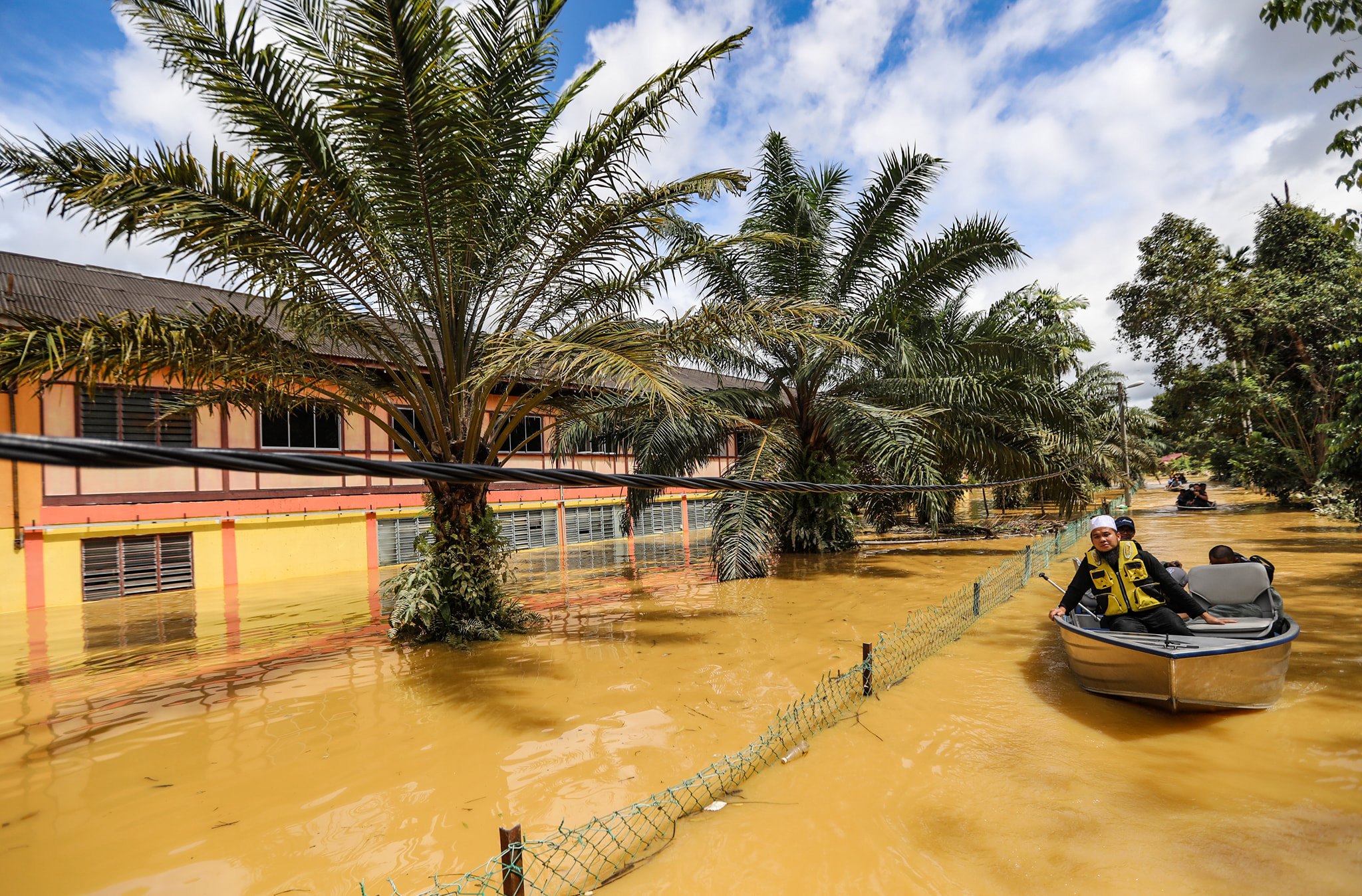 Ebit Lew Redah Banjir Di Pahang, Bawa Seribu Helai T-shirt ...