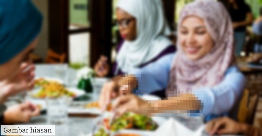 hukum wanita uzur makan secara terbuka