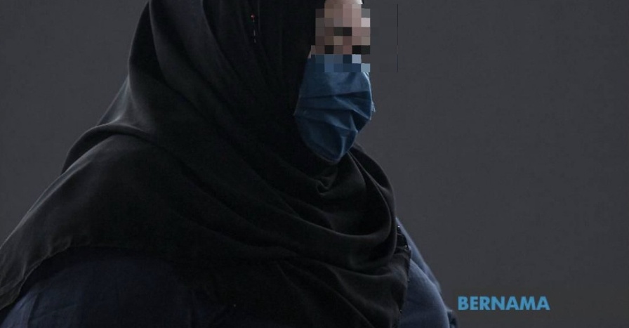 bella baring di lantai