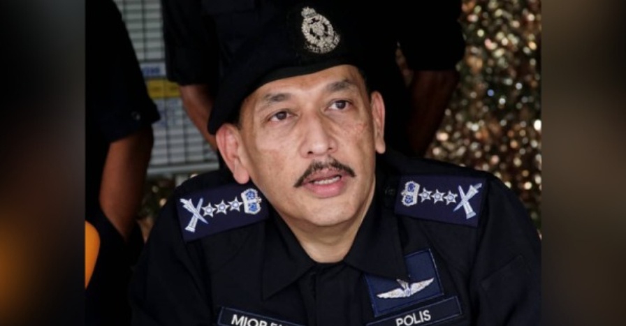 pukul tukang gunting rambut