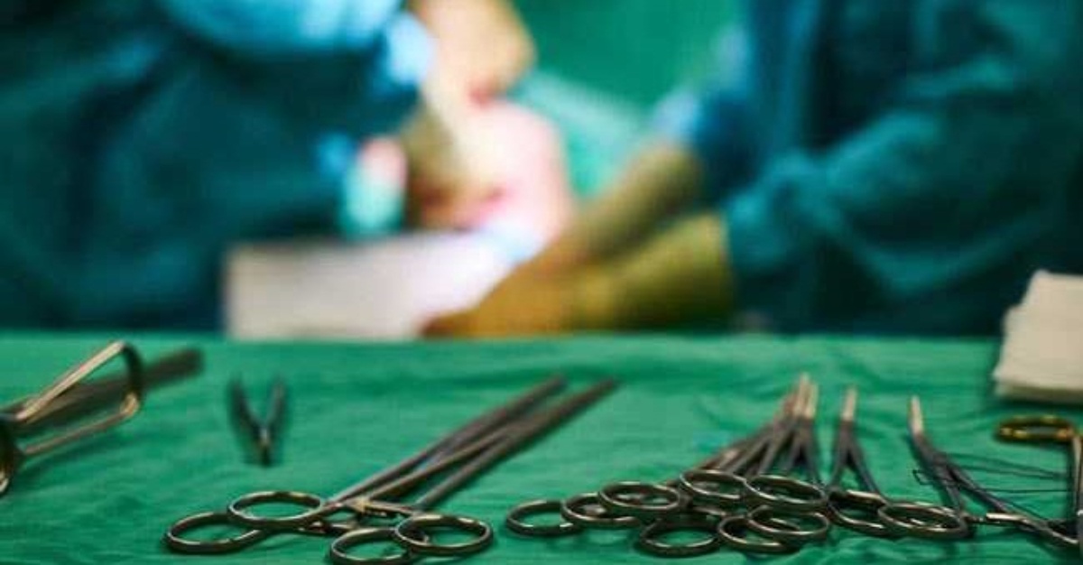 kakitangan perubatan terpenggal kepala bayi