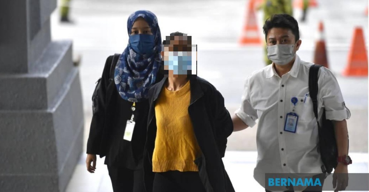 wanita dan teman lelaki selesai bayar jaminan