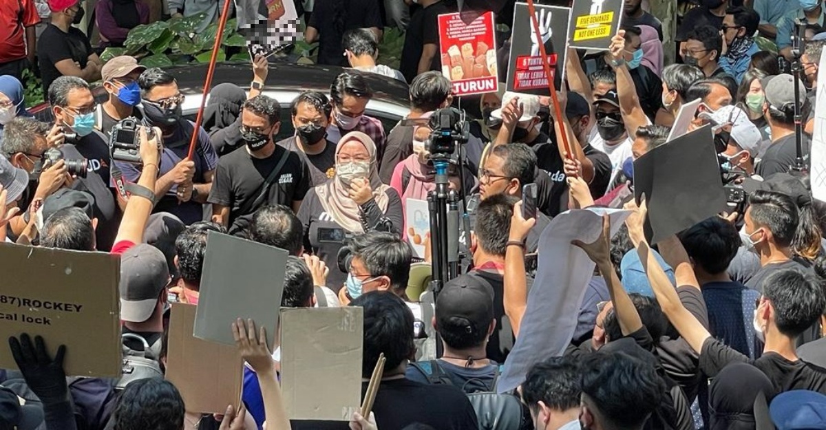 Demontrasi #Turun