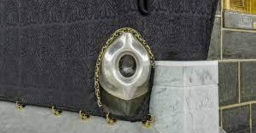 Cium Hajarul Aswad