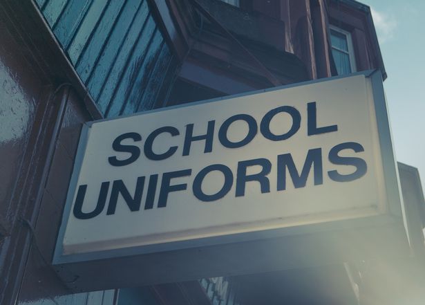 sekolah haramkan seragam tidak berjenama