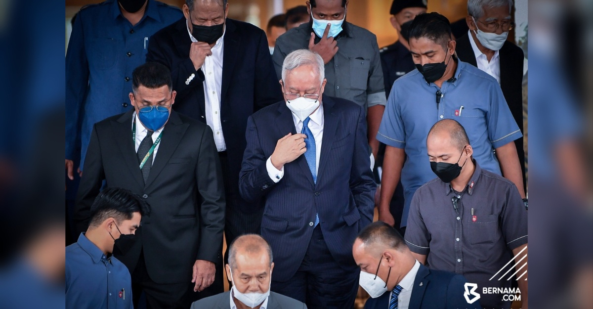 mahkamah tolak rayuan najib src