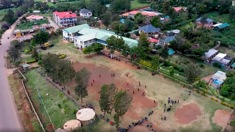 remaja kenya cuba tarik perhatian fifa