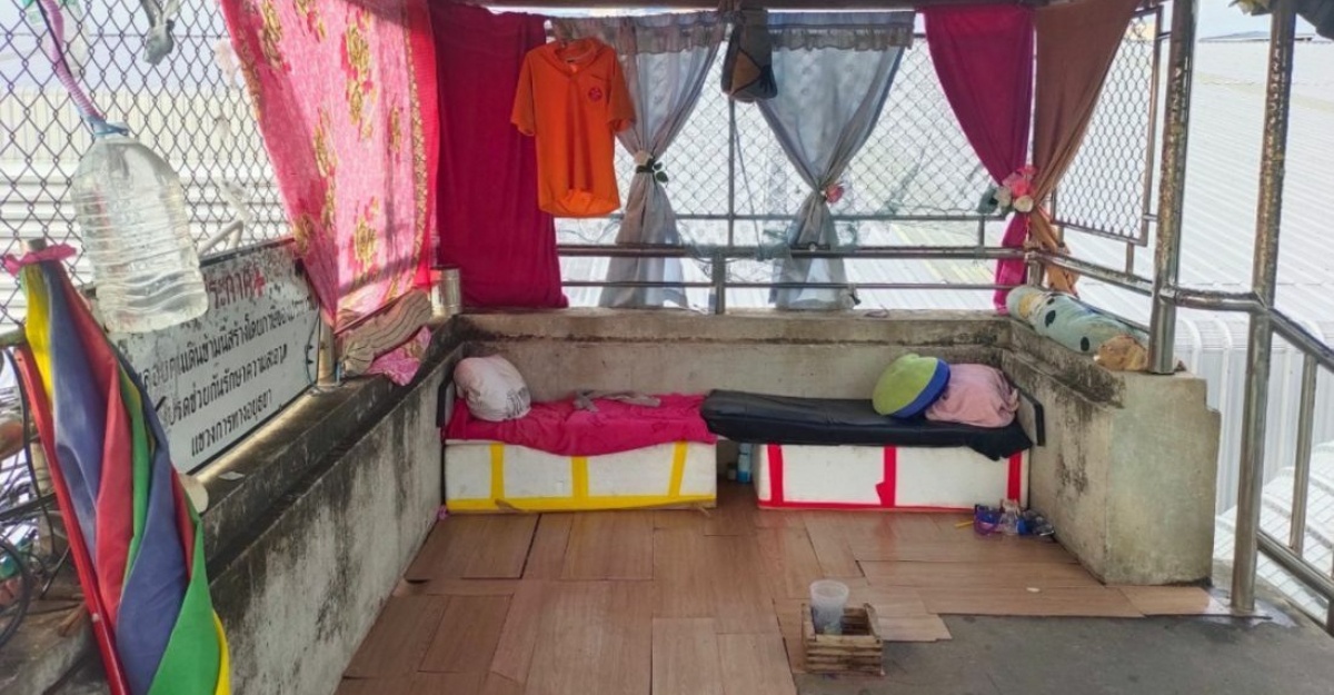Gelandangan Bina Bilik Tidur Di Jejantas