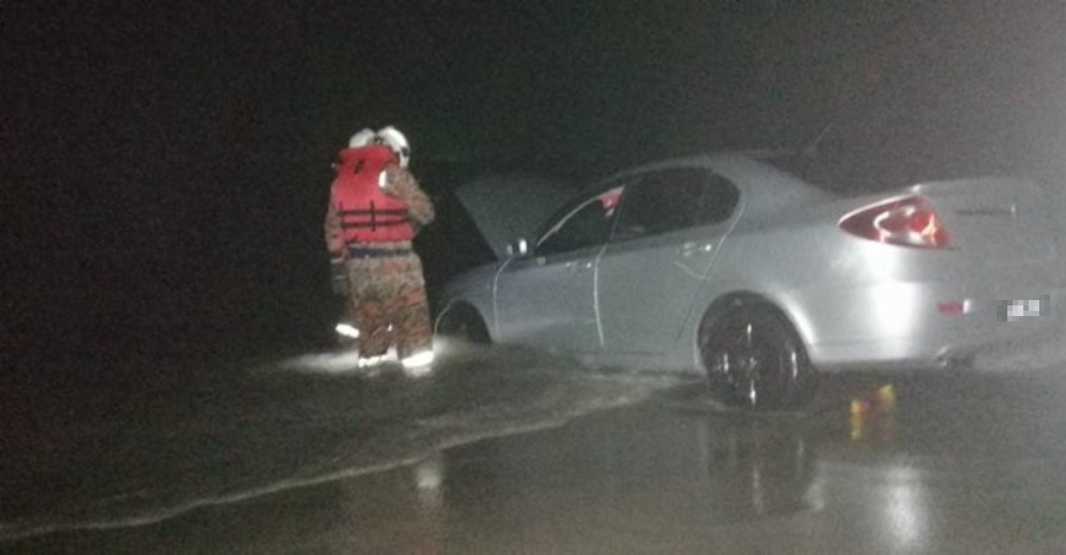 kereta menggelongsor ke laut