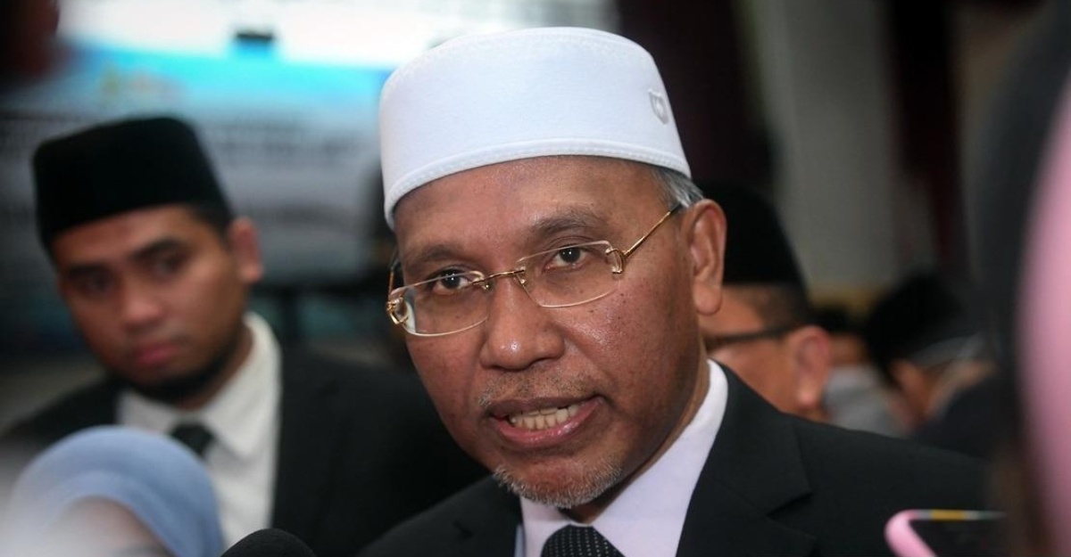 wanita berpakaian ihram