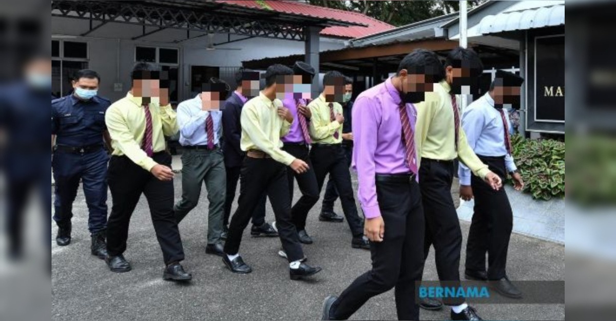 pelajar mengaku tak bersalah sepak rakan