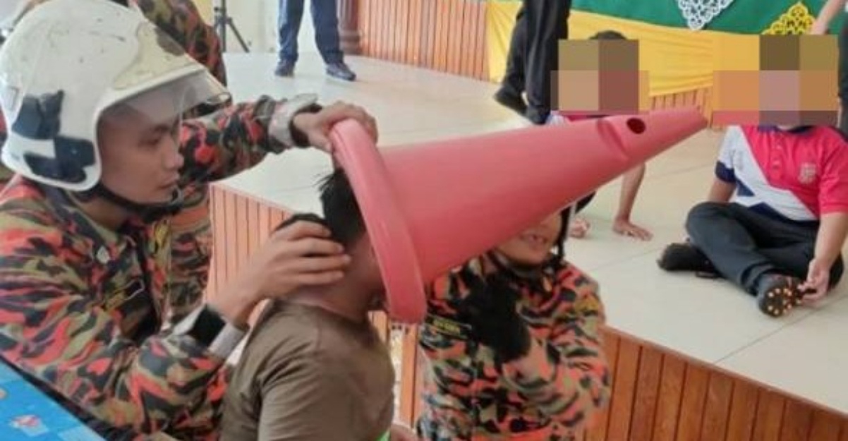 kepala tersangkut kon lelaki tahan sakit