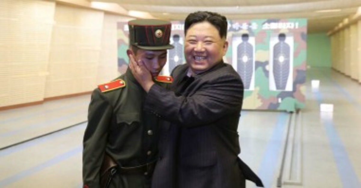 askar korea utara dipeluk