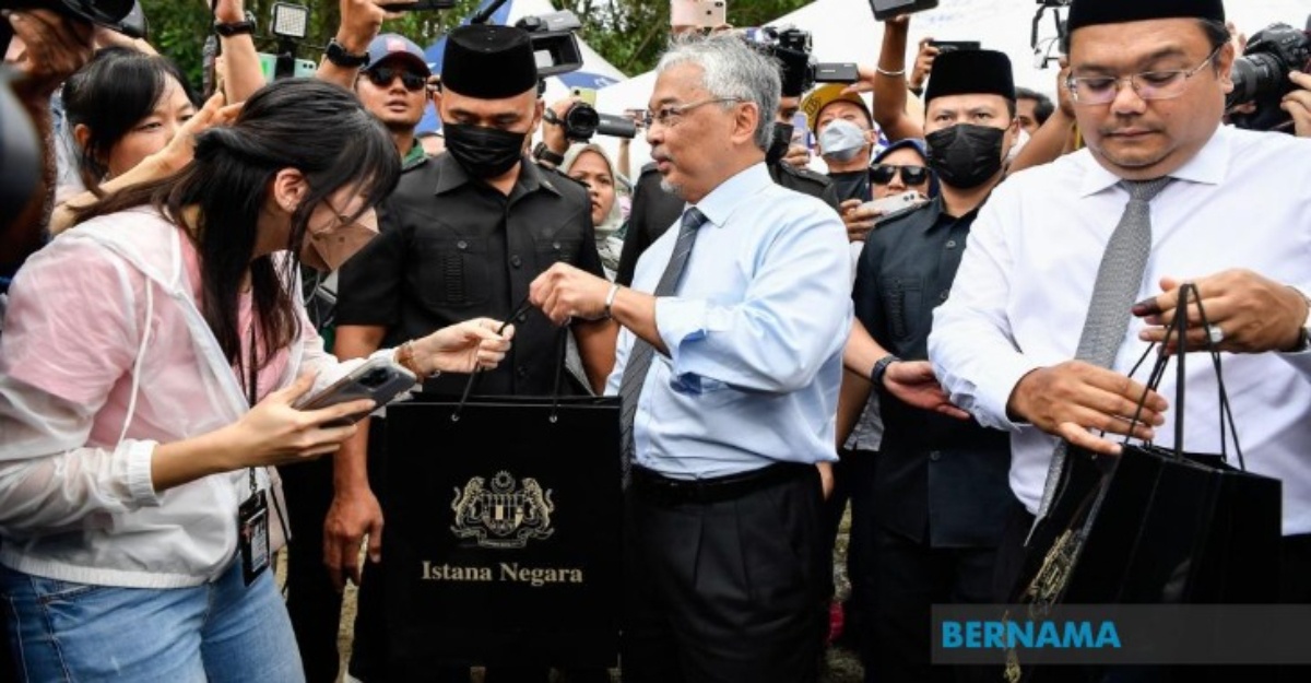 agong beri makanan petugas media