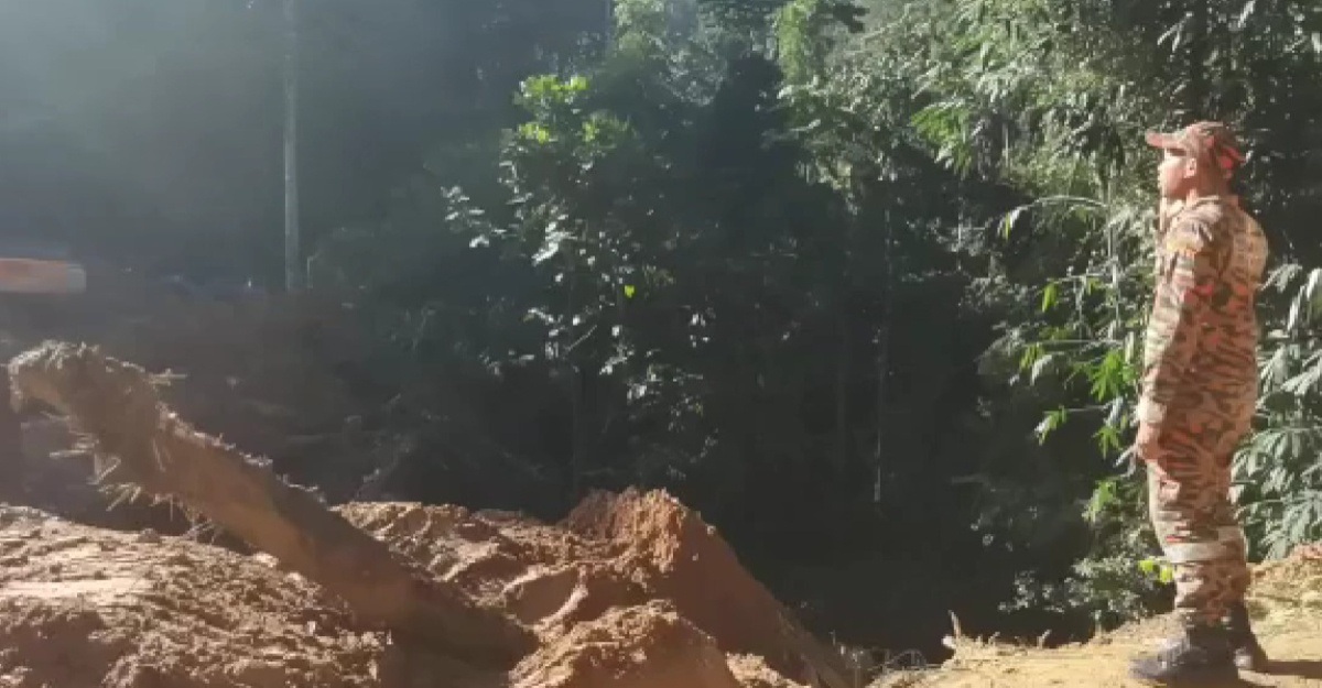 laungan azan di tanah runtuh