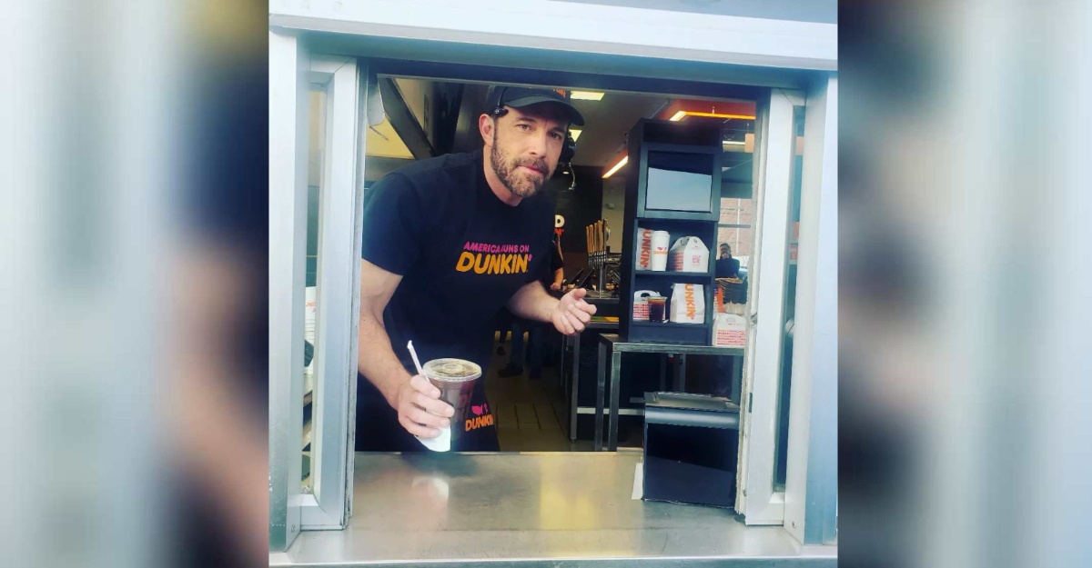 Ben Affleck Buat Kejutan, Jadi Pekerja "Drive Thru" Dunkin' Donuts