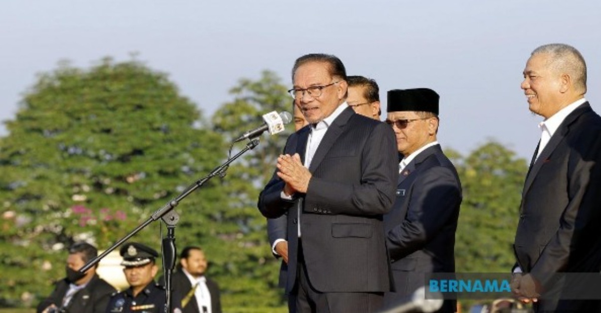 warga jpm berdiri tengah panas