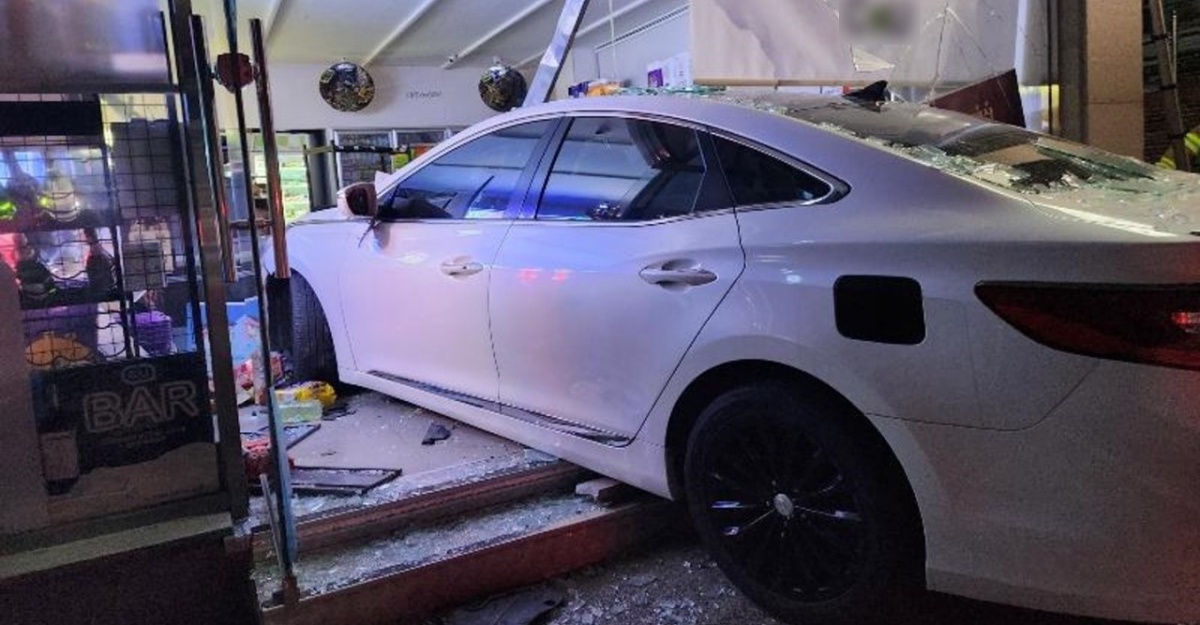 Rempuh Kedai Serbaneka Guna Kereta