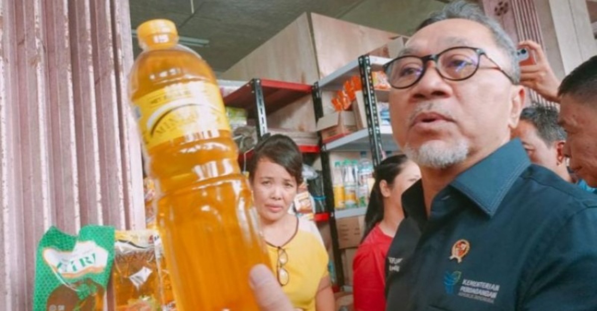 pembeli tunjuk kad pengenalan beli minyak subsidi