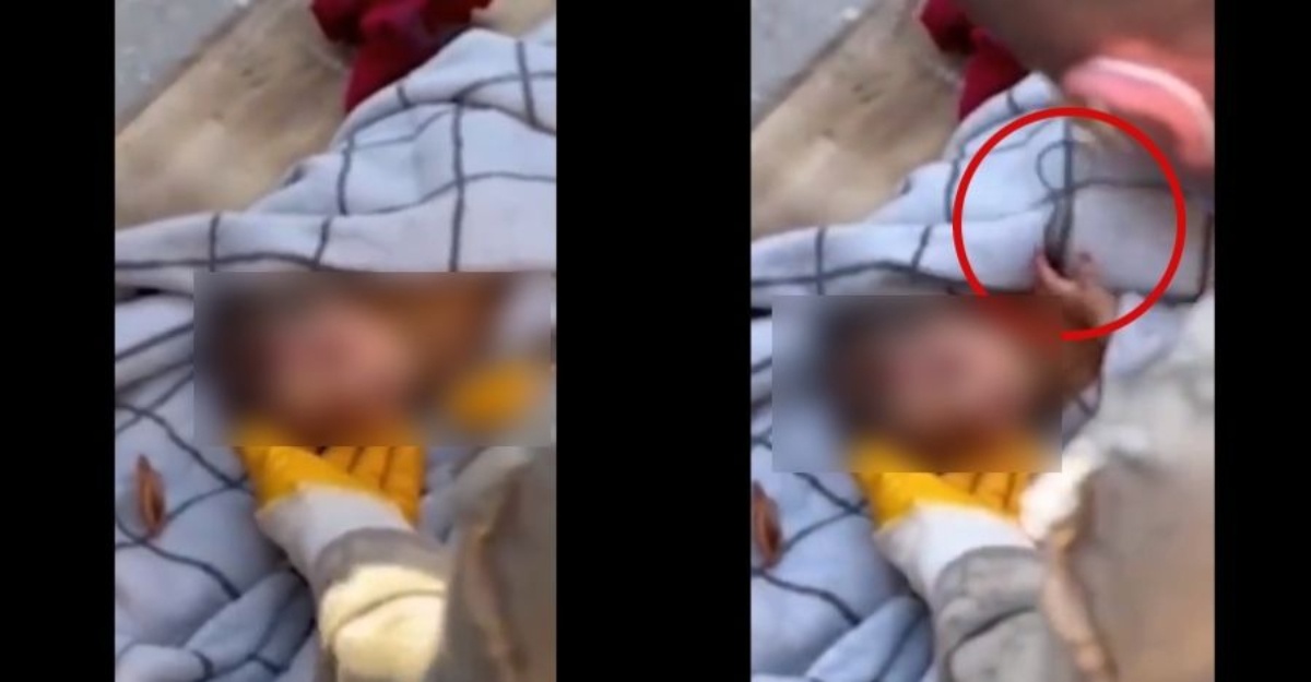 bayi genggam rambut ibu