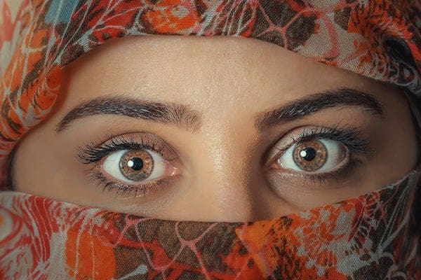 Ciri & Personaliti Individu Kening Tebal