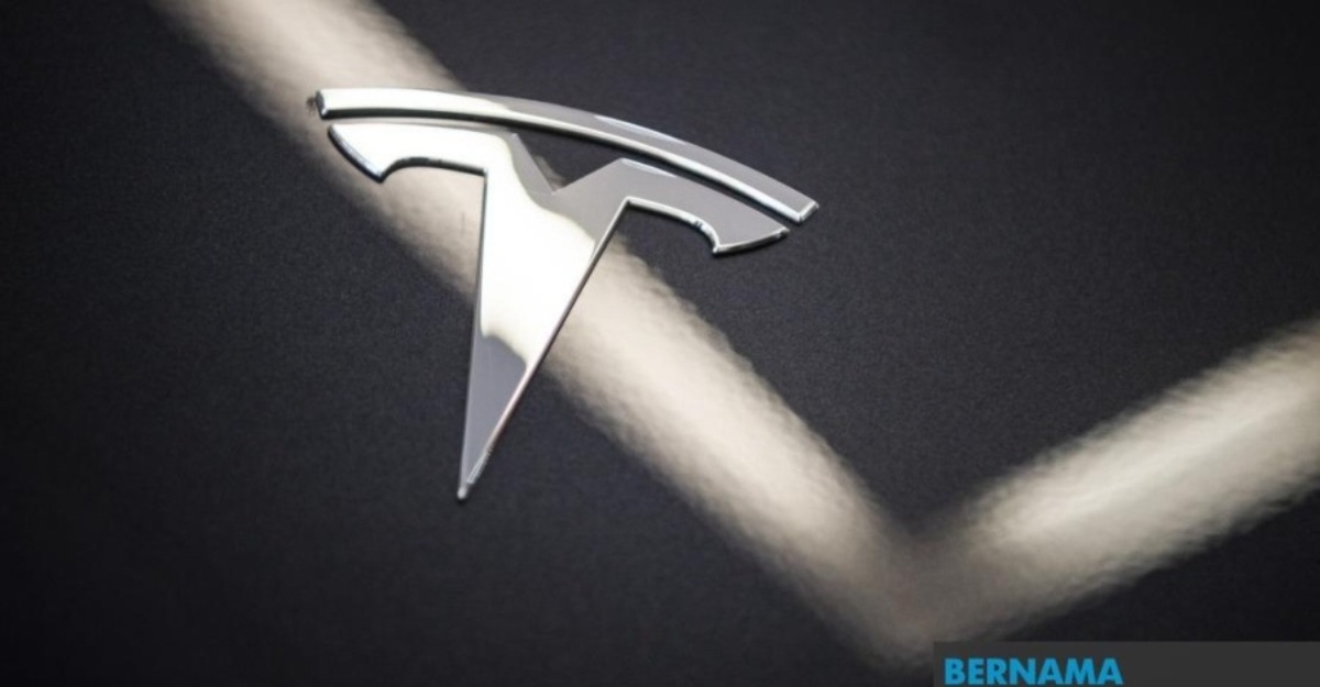 Tesla panggil balik kereta