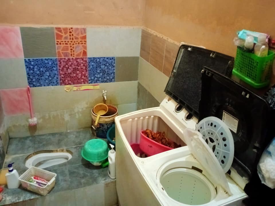 Wanita Makanan Dalam Tandas