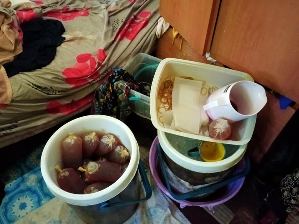 Wanita Makanan Dalam Tandas