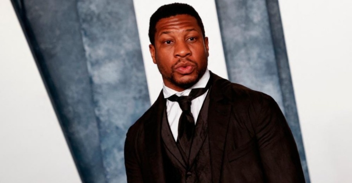 Jonathan Majors serangan