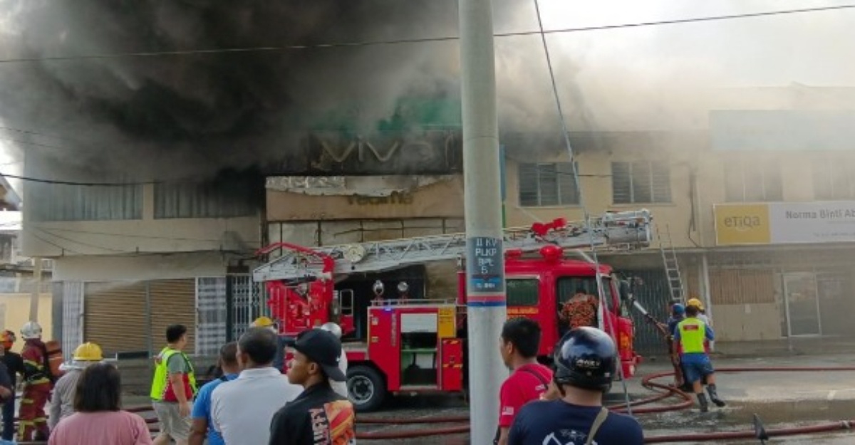 lelaki bakar kedai telefon pintar