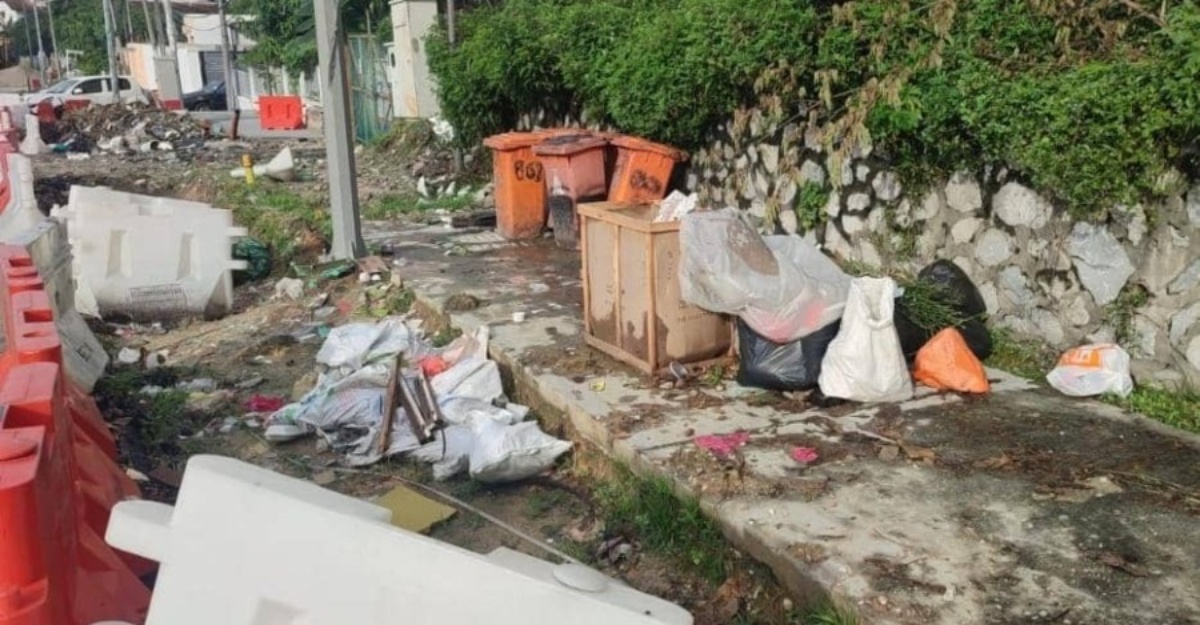 Bayi perempuan tempat pembuangan sampah