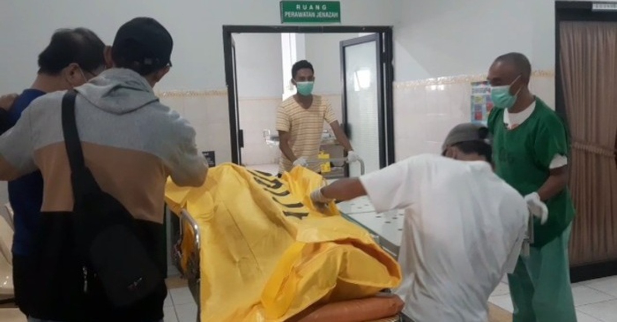 pelancong malaysia tebing indonesia