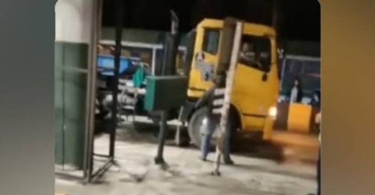 pukul pemandu lori guna helmet