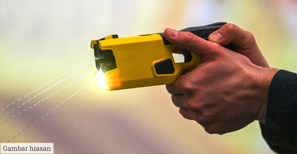 wanita 95 tahun pistol perenjat elektrik