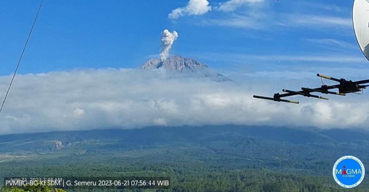 gunung semeru indonesia meletus