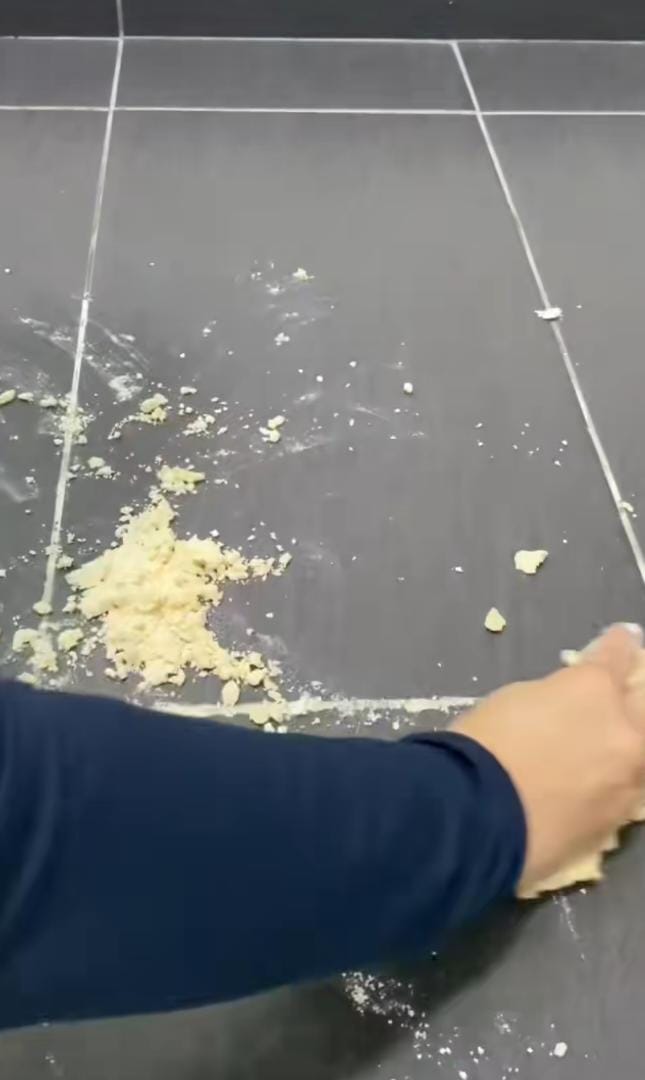 bersihkan tompokan minyak masak lantai