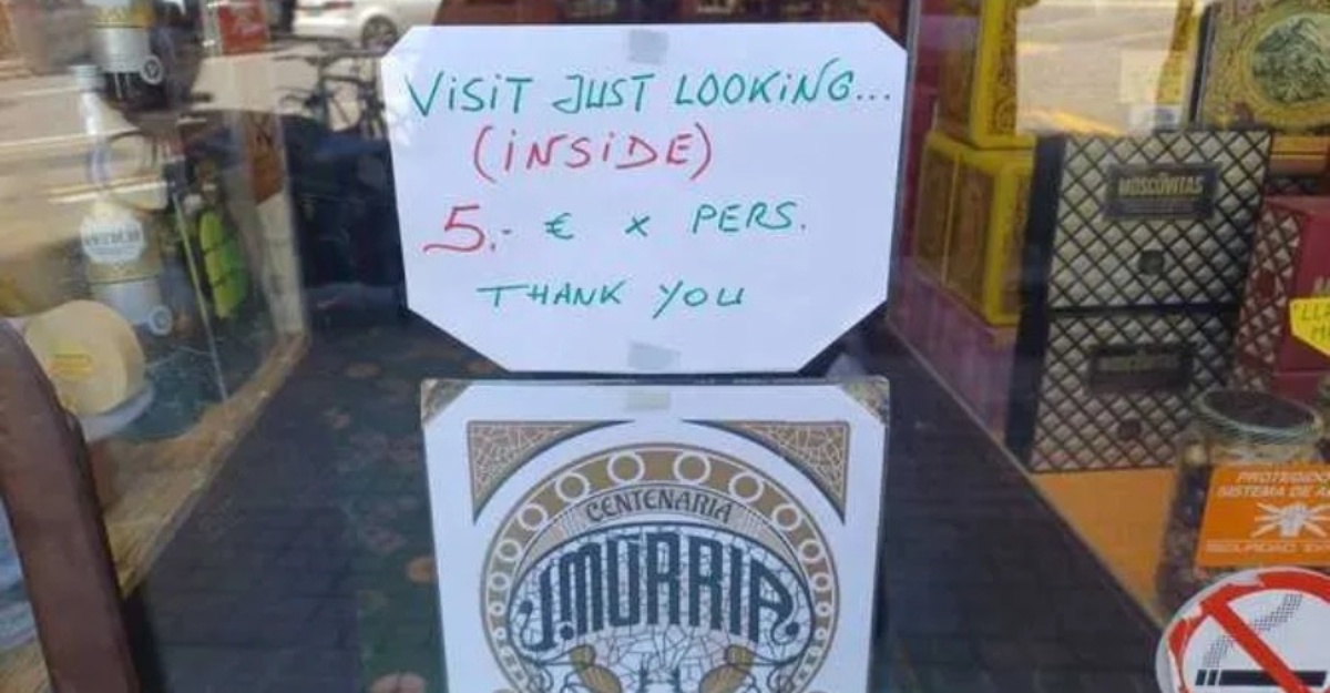 Kedai kenakan caj kepada pelanggan