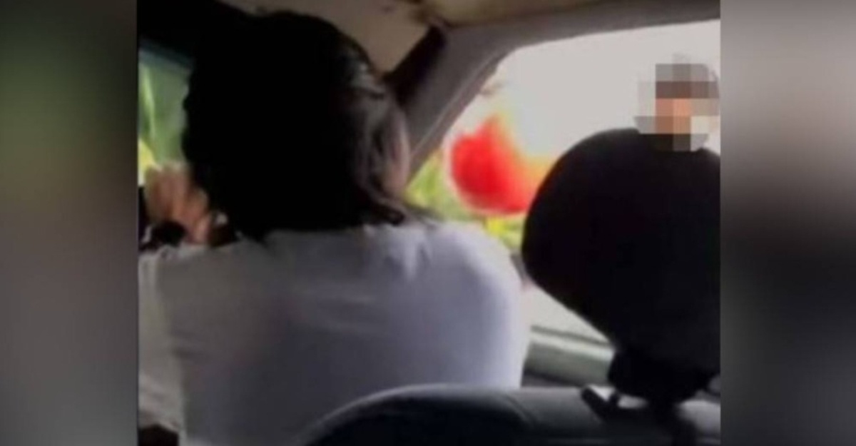 Lelaki ketuk kereta guna topi keledar
