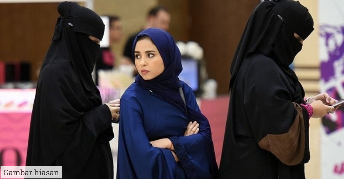 arab saudi pekerja wanita duduk