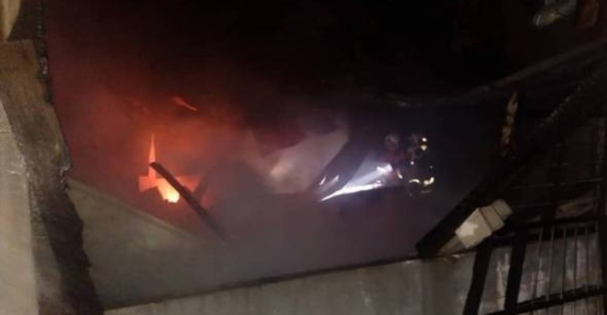 polis bakar rumah