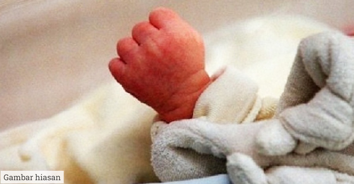 bayi perempuan masih bertali pusat