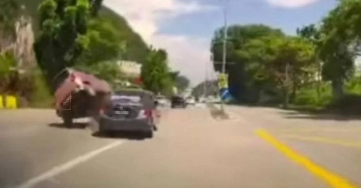 Kereta Axia terbalik