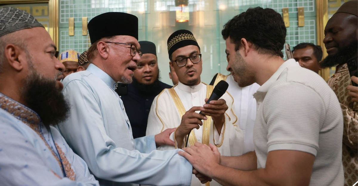 PM Anwar Islamkan Saudara Baru Di New York Selepas Khutbah Jumaat