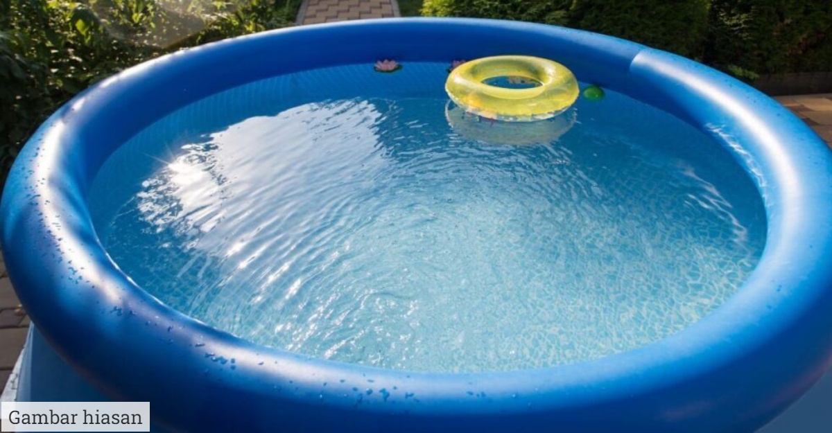 anak mandi kolam