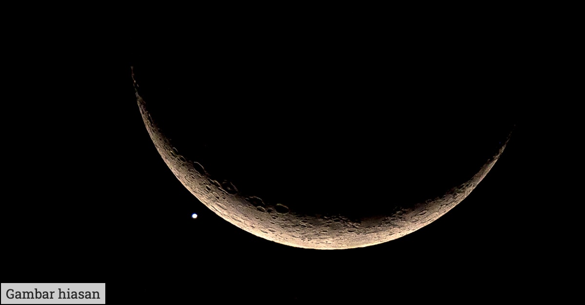 usia bulan 40 juta tahun