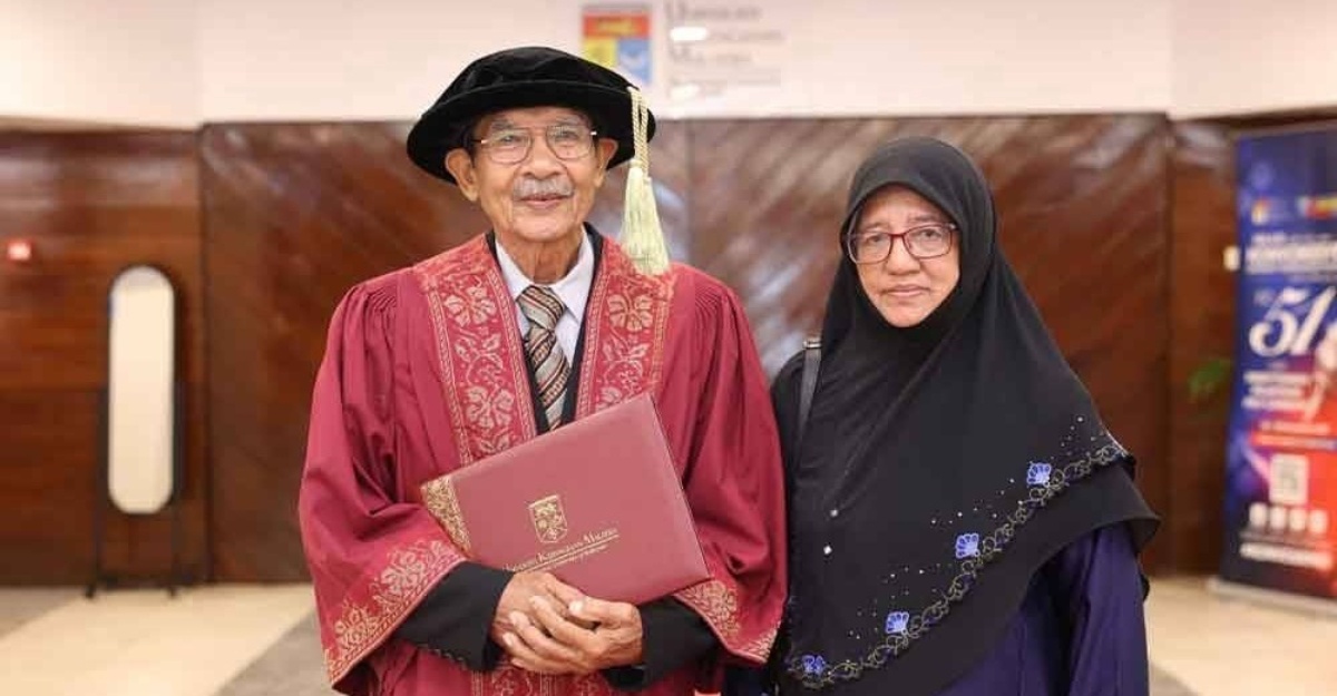 Usia 79 Tahun Bukan Penghalang Datuk 17 Cucu Genggam Skrol PhD