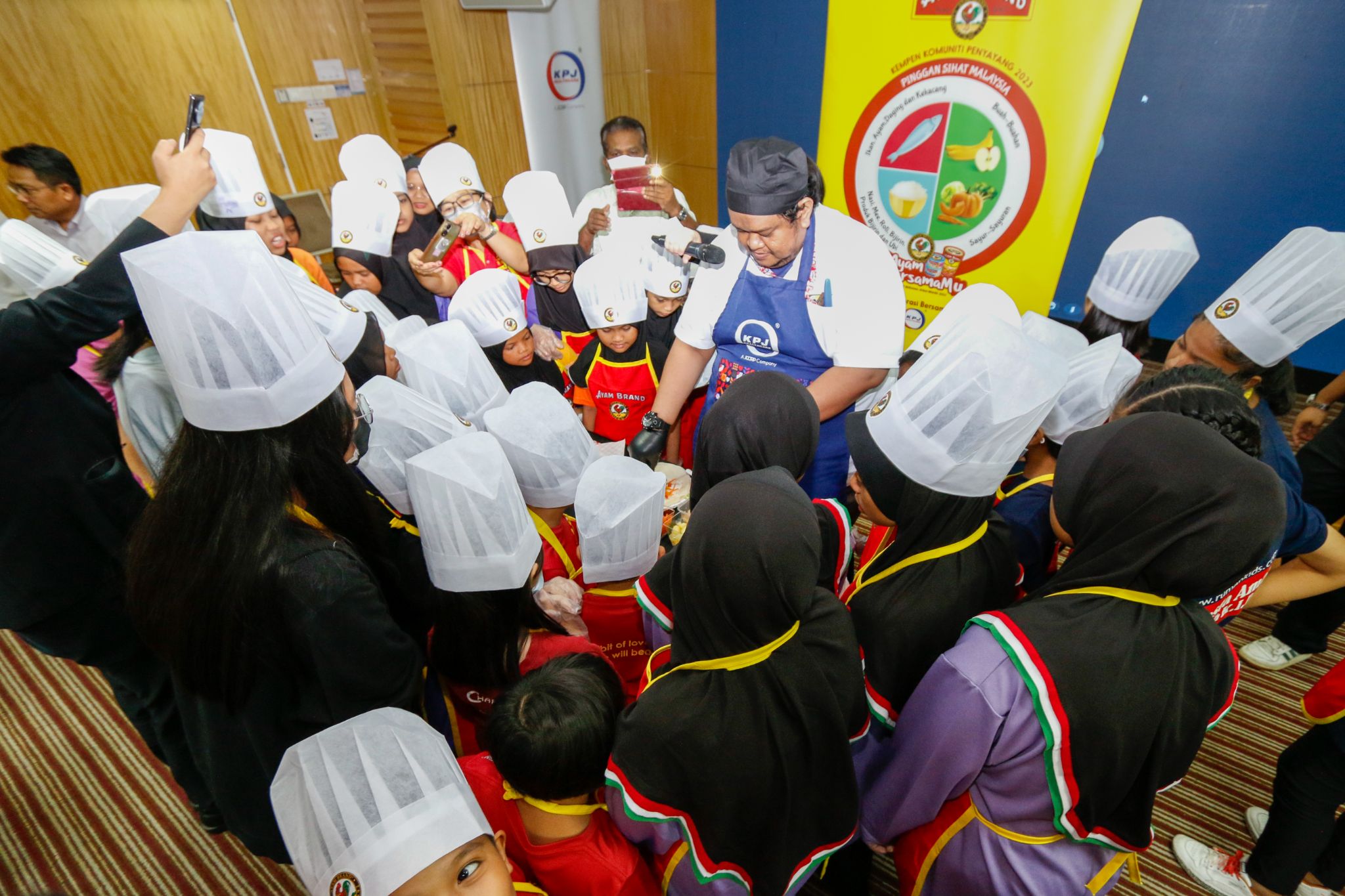Komuniti Penyayang 2023 Ayam Brand™