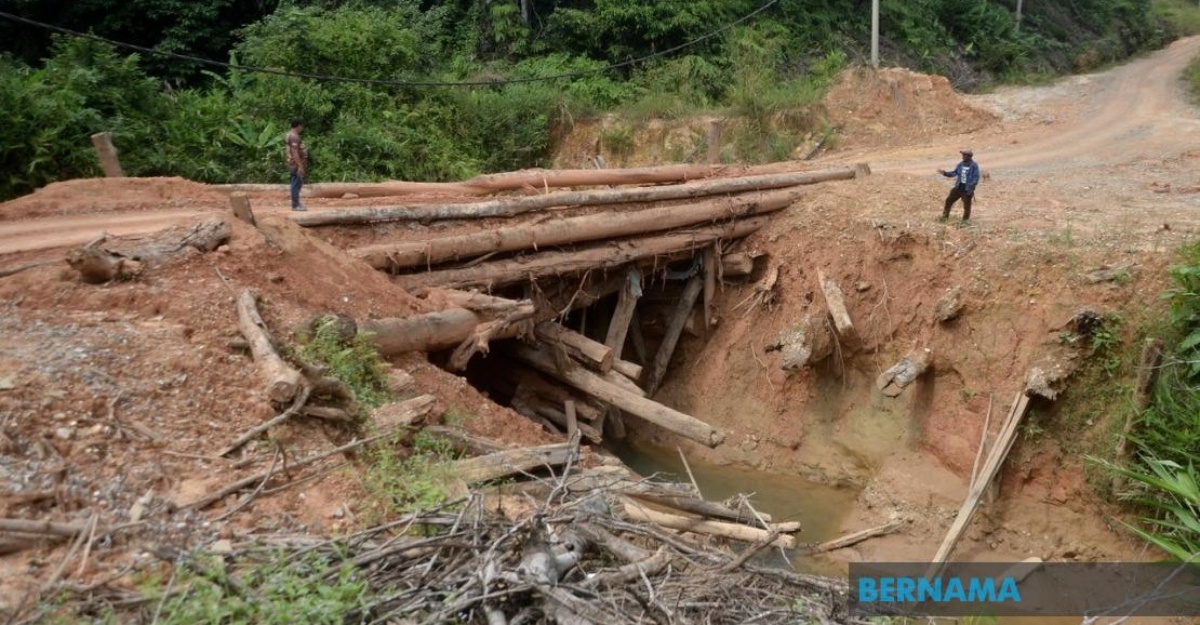 tiga jambatan balak usang orang asli