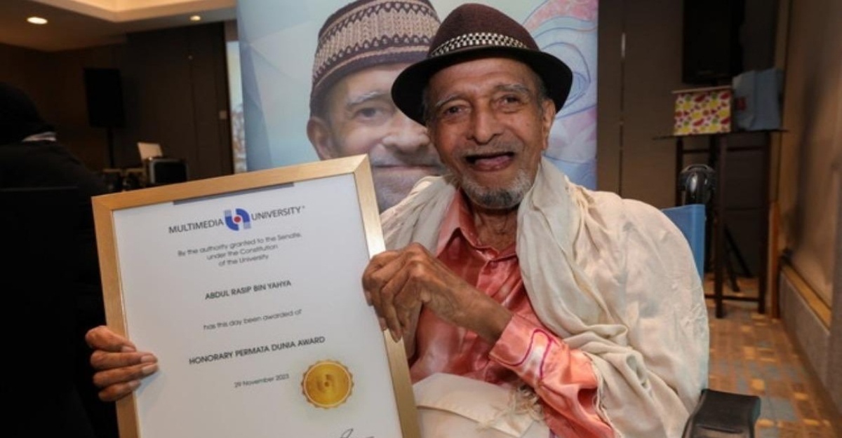 Mat Sentol terima anugerah
