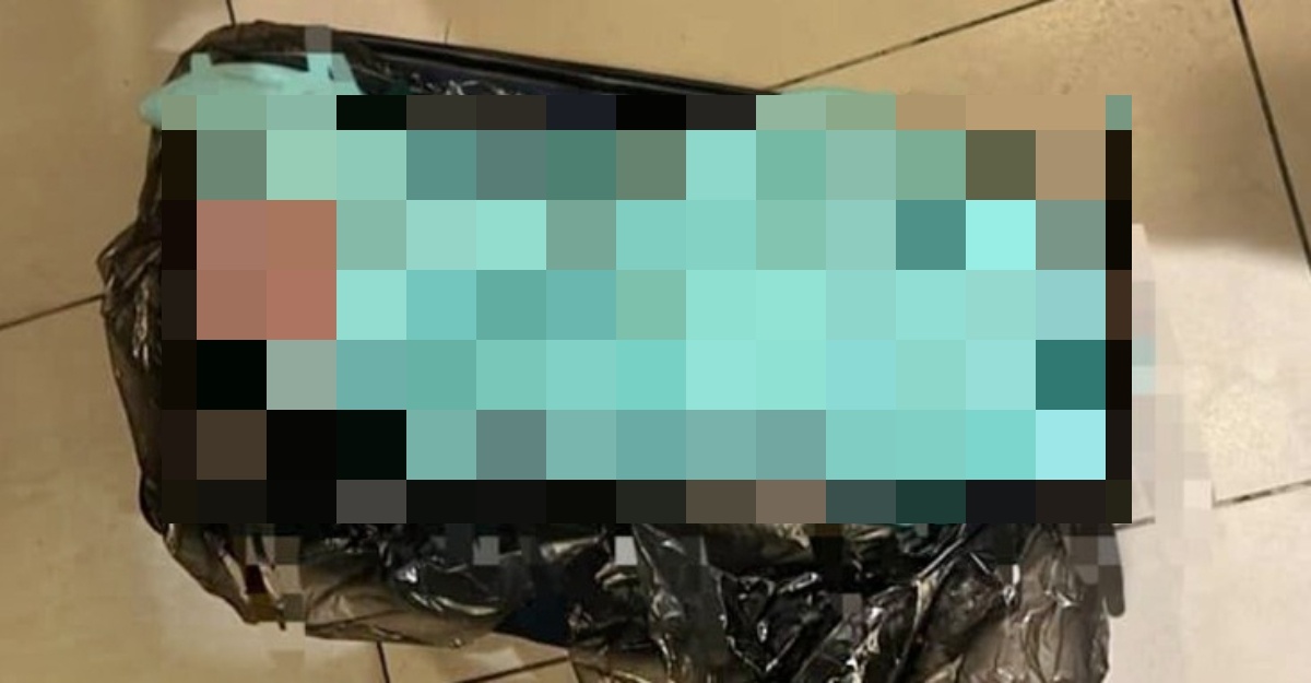 Mayat Bayi perempuan tong sampah